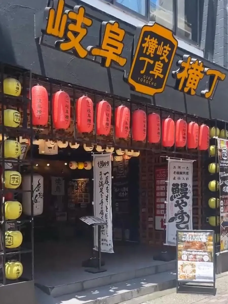 ビルの入口からお入りください